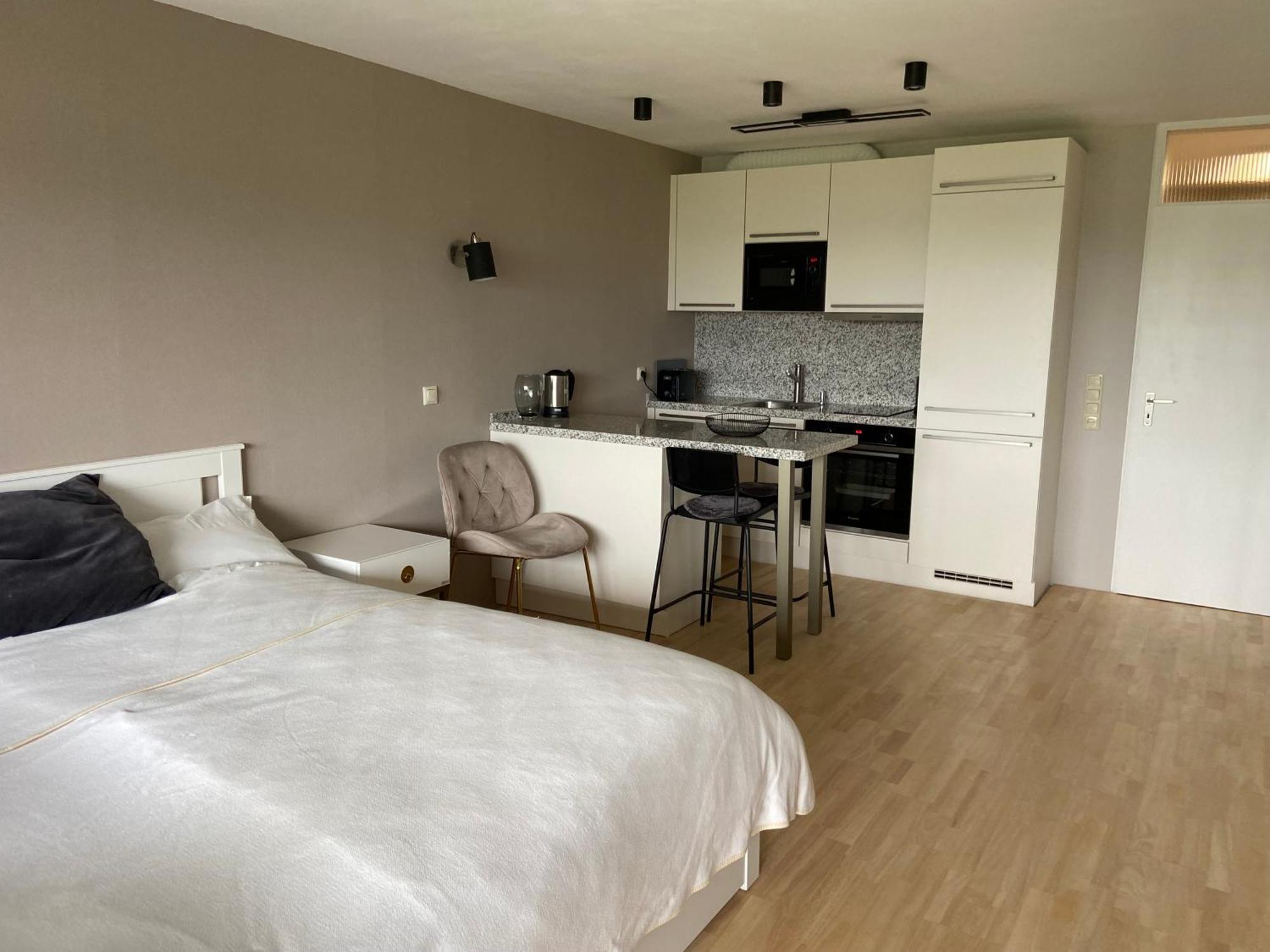 Freshly Renovated Studio Apartment - Top Location In Weinstadt Exteriör bild