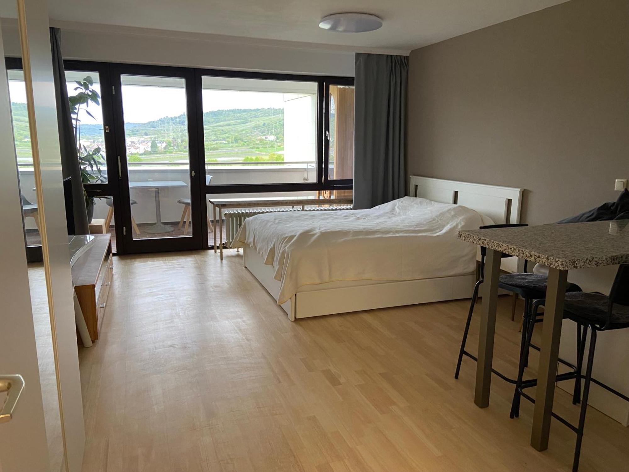 Freshly Renovated Studio Apartment - Top Location In Weinstadt Exteriör bild